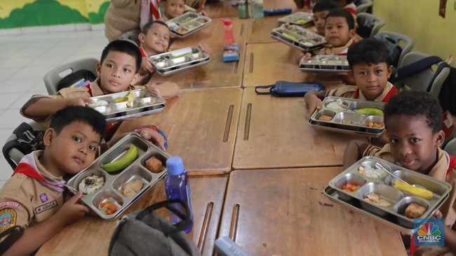 sejumlah-siswa-menerima-makanan-program-makan-bergizi-gratis-mbg-di-sdn-sumur-batu-03-pagi-kemayoran-jakarta-selasa-422026-1770180246990_169