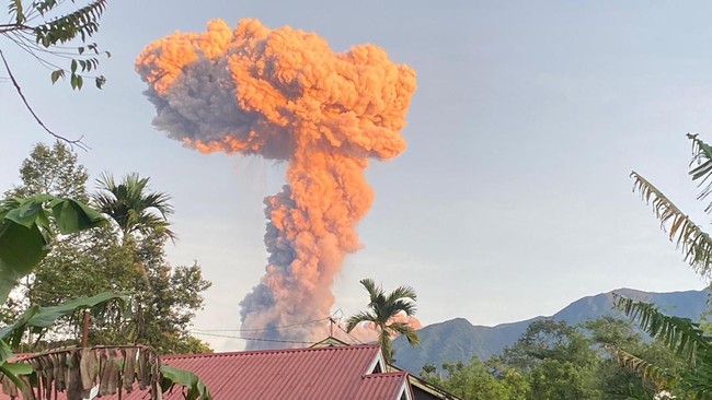 sejumlah-warga-mendokumentasikan-gunung-marapi-di-sumatera-barat-yang-kembali-mengalami-erupsi-pada-sabtu-1942025-pagi-1745035358761_169