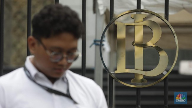 seorang-karyawan-berdiri-di-depan-logo-bank-indonesia-bi-di-jakarta-kamis-1192025-1757571657903_169