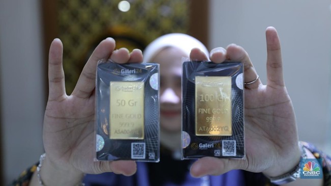 seorang-konsumen-membeli-emas-logam-mulia-di-butik-emas-di-galeri-24-jakarta-senin-262025-harga-emas-logam-mulia-produksi-pt-a-1748852550195_169