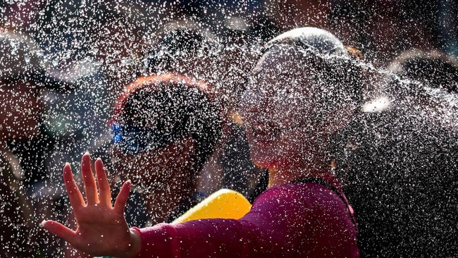seorang-pengunjung-bermain-air-saat-orang-orang-merayakan-liburan-songkran-yang-menandai-tahun-baru-thailand-di-khao-san-road-1776306437619_169
