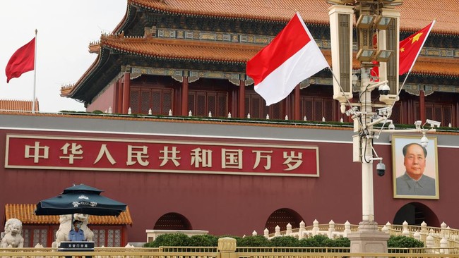 seorang-petugas-polisi-berjaga-di-dekat-bendera-indonesia-dan-china-di-depan-gerbang-tiananmen-saat-presiden-indonesia-joko-wi_169