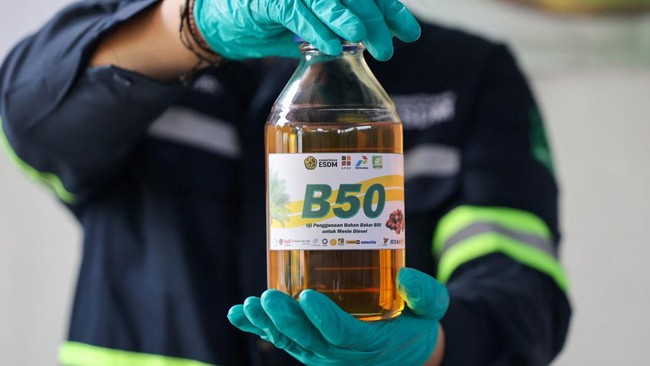 seorang-teknisi-laboratorium-berpose-untuk-foto-sambil-memegang-sebotol-bahan-bakar-biodiesel-sawit-50-selama-acara-pengujian-1776776838821_169