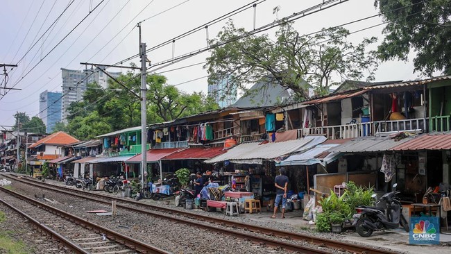 suasana-aktivitas-warga-pada-permukiman-kumuh-yang-berdekatan-dengan-rel-kereta-di-jakarta-senin-262025-cnbc-indonesiafaisal-r-1748854425530_169
