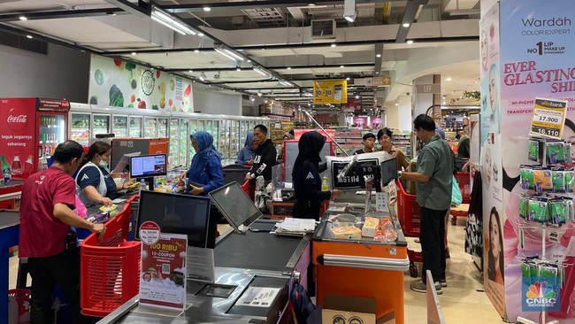 suasana-saat-berlangsungnya-full-day-sale-di-transmart-cilandak-jakrta-minggu-2292024-cnbc-indonesiaromys-binekasari-12_169