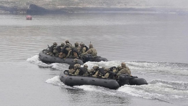 tentara-as-berpartisipasi-dalam-latihan-penyeberangan-sungai-gabungan-di-sungai-imjin-selama-latihan-penyeberangan-sungai-gabu-1742464466942_169
