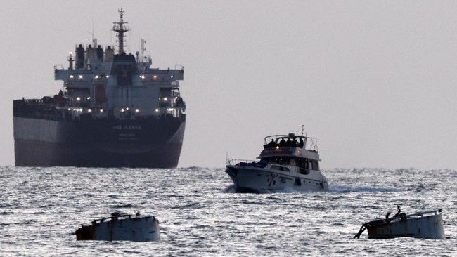 tentara-israel-terlihat-di-atas-sebuah-kapal-yang-bertanda-simbol-armada-global-sumud-flotilla-terlihat-dari-ashdod-israel-sel-1779245806501_169