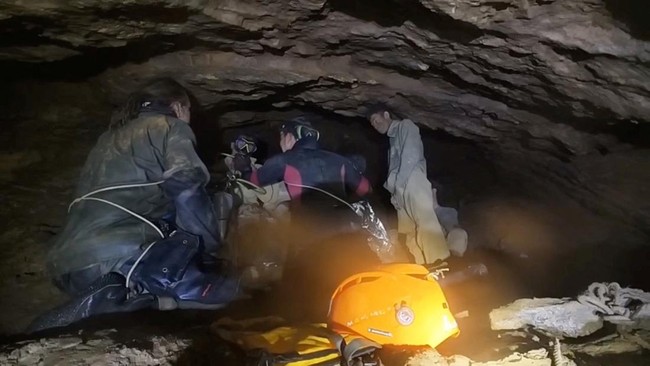 tim-penyelamat-mengeluarkan-seseorang-yang-terjebak-di-dalam-gua-di-provinsi-xaisomboun-laos-jumat-2952026-handout-via-reuters-1780135805866_169