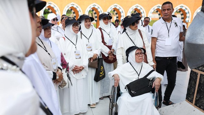 umat-islam-indonesia-berjalan-di-dekat-replika-kabah-saat-melakukan-tawaf-saat-berlatih-ibadah-haji-di-pusat-pelatihan-almahmu-1777851727468_169