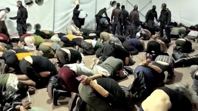 video-yang-dibagikan-secara-daring-menunjukkan-para-aktivis-global-sumud-flotilla-mengalami-kekerasan-fisik-perlakuan-buruk-da-1779287353285_169