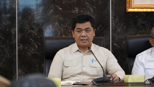 wakil-menteri-sekretaris-negara-wamensesneg-juri-ardiantoro-didampingi-wakil-menteri-ketenagakerjaan-wamenaker-afriansyah-noor-1767161596900_169