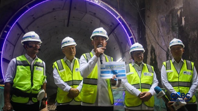 wakil-presiden-ri-gibran-rakabuming-raka-saat-meninjau-site-project-mrt-fase-2a-harmoni-sawah-besar-di-jakarta-selasa-1252026-1778557367152_169