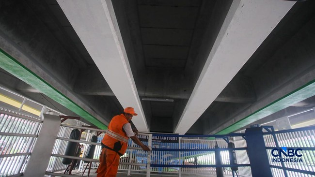 warga-beraktivitas-pada-sasana-tinju-di-kolong-jembatan-layang-flyover-pasar-rebo-jakarta-jumat-852026-1778227675132_169