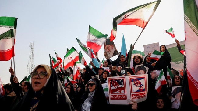 warga-iran-menghadiri-unjuk-rasa-pro-pemerintah-di-taheran-iran-senin-1212026-stringerwana-via-reuters-1768265147962_169