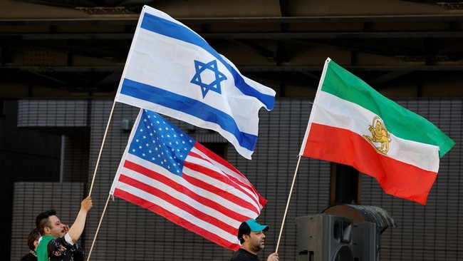 warga-iran-yang-tinggal-di-jepang-merayakan-dengan-mengibarkan-bendera-nasional-as-israel-dan-iran-minggu-132026-1772353910696_169