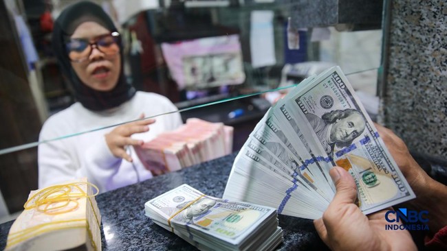 warga-melakukan-penukaran-mata-uang-rupiah-ke-dolar-as-di-money-changer-valuta-artha-mas-jakarta-rabu-652026-1778057114893_169