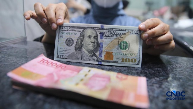 warga-melakukan-penukaran-mata-uang-rupiah-ke-dolar-as-di-money-changer-valuta-artha-mas-jakarta-rabu-652026-1778057115056_169