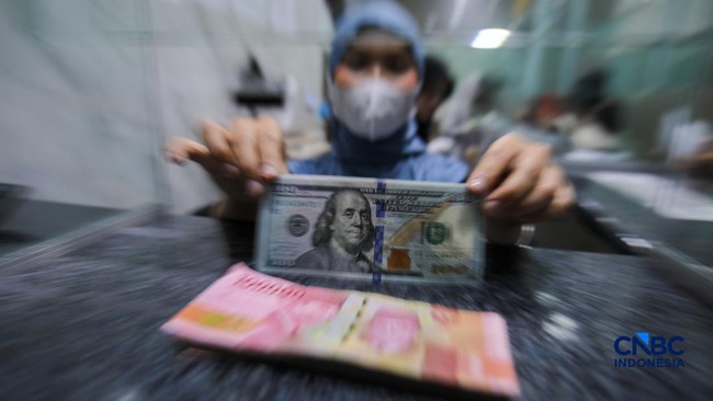 warga-melakukan-penukaran-mata-uang-rupiah-ke-dolar-as-di-money-changer-valuta-artha-mas-jakarta-rabu-652026-1778057115111_169