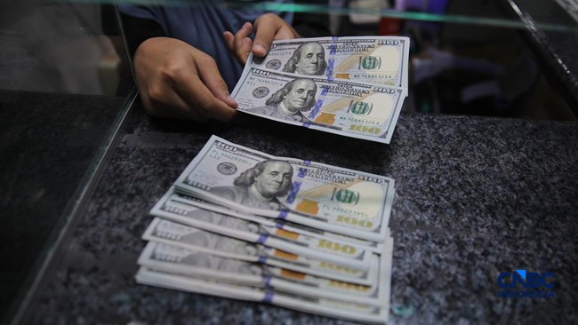 warga-melakukan-penukaran-mata-uang-rupiah-ke-dolar-as-di-money-changer-valuta-artha-mas-jakarta-rabu-652026-1778057118936_169