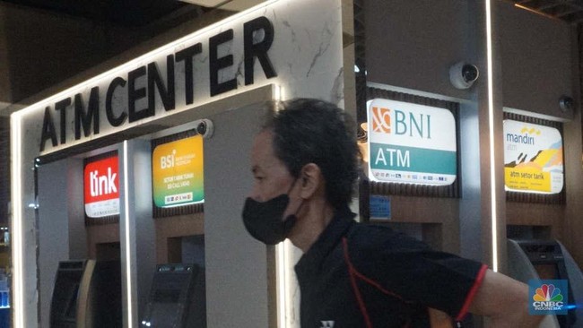 warga-melakukan-transaksi-di-anjungan-tunai-mandiri-atm-jakarta-1753696672309_169