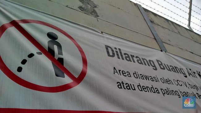 warga-melewati-spanduk-larangan-encing-di-pinggir-jakarta-kena-rp-20-juta-di-kawasan-lebak-bulus-jakarta-kamis-2322023-cnbc-in-2_169