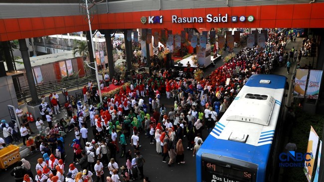 warga-memadati-kawasan-jalan-hr-rasuna-said-pada-minggu-1052026-cnbc-indonesiamuhammad-sabki-1778375155703_169