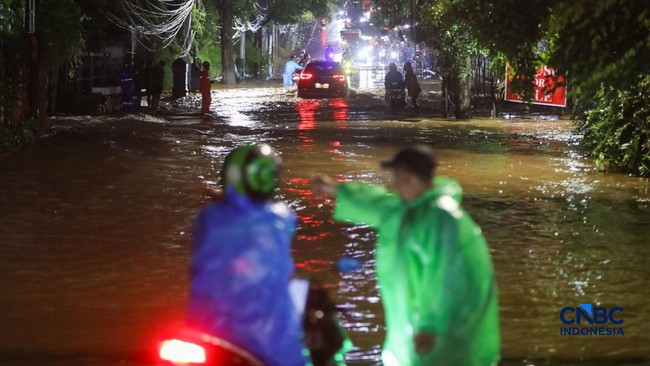 warga-menerobos-banjir-yang-merendam-ruas-jalan-benda-bawah-cilandak-timur-jakarta-senin-452026-1777896947989_169
