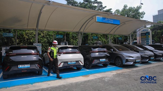 warga-mengisi-daya-mobil-listrik-pada-stasiun-pengisian-kendaraan-listrik-umum-spklu-pln-di-kawasan-gambir-jakarta-kamis-23420-1776939521530_169