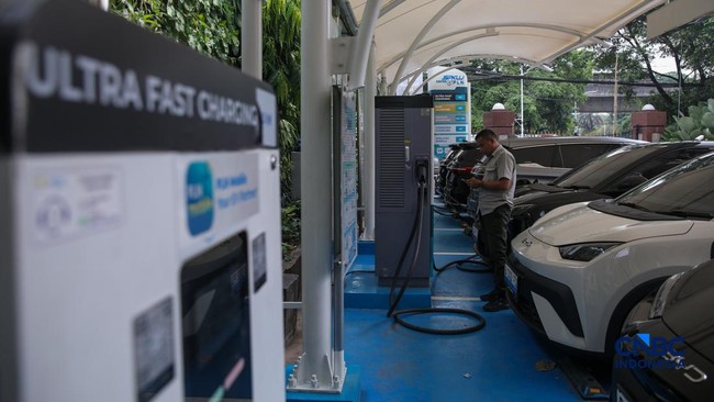 warga-mengisi-daya-mobil-listrik-pada-stasiun-pengisian-kendaraan-listrik-umum-spklu-pln-di-kawasan-gambir-jakarta-kamis-23420-1776939521588_169