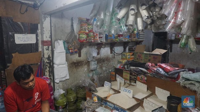aktifitas-pedagang-agen-sembako-di-pejaten-raya-jakarta-selasa-1282025-cnbc-indonesiamuhamad-sabki-1754990997753_169