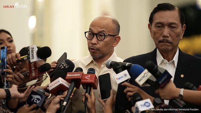 anggota-dewan-ekonomi-nasional-den-chatib-basri-saat-menyampaikan-keterangan-kepada-media-usai-melakukan-pertemuan-dengan-pres-1781010546418_169