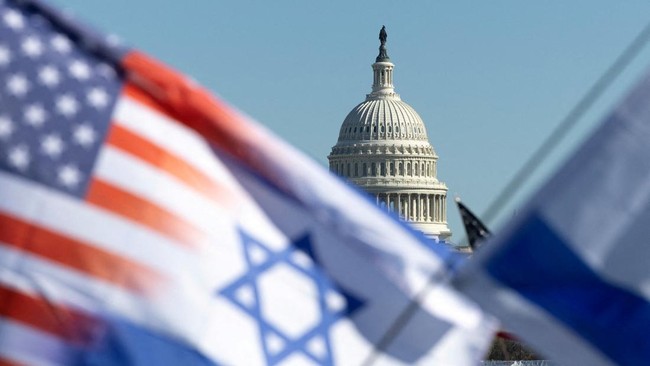 bendera-israel-dan-amerika-berkibar-di-us-capitol-selama-unjuk-rasa-mendukung-israel-dan-memprotes-antisemitisme-di-national-m_169