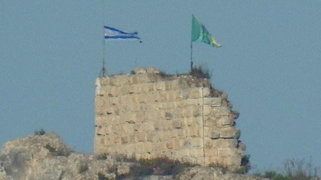 bendera-israel-dan-bendera-brigade-golani-dikibarkan-di-kastil-beaufort-seperti-terlihat-dari-marjayoun-lebanon-selatan-minggu-1780216278892_169