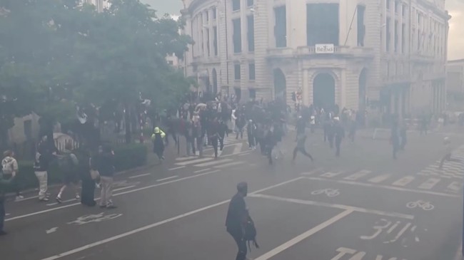 bentrokan-pecah-antara-demonstran-dan-polisi-di-pusat-kota-brussels-pada-kamis-462026-ketika-aksi-protes-menentang-rencana-ref-1780630875527_169
