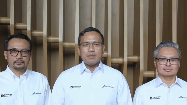 direktur-utama-pt-pertamina-persero-simon-aloysius-mantiri-tengah-menyampaikan-harga-bbm-subsidi-yaitu-pertalite-dan-biosolar-1781180337926_169