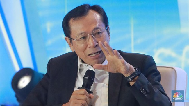 ekonom-senior-raden-pardede-menyampaikan-pemaparan-dalam-acara-cnbc-indonesia-economic-outlook-2025-di-hotel-westin-jakarta-ra-1740557720217_169