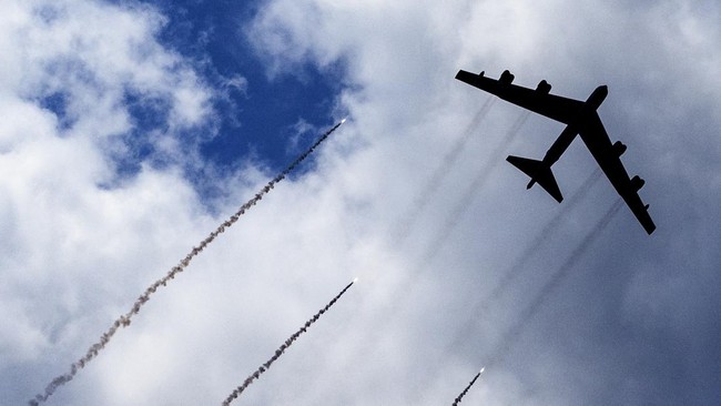 enam-pesawat-pengebom-b-52-berkemampuan-nuklir-ke-sebuah-pangkalan-udara-di-australia-utara-dok-file-apmichael-thomas_169