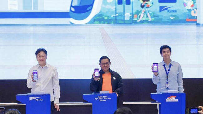 gubernur-dki-jakarta-pramono-anung-tengah-didampingi-presiden-direktur-astra-rudy-kiri-beserta-perwakilan-insan-astra-kanan-sa-1780666132466_169