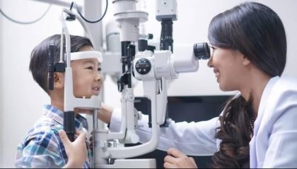 ilustrasi-anak-periksa-dokter-mata-1774672129192_169
