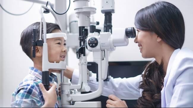 ilustrasi-anak-periksa-dokter-mata-1774672129192_169