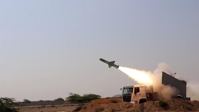 iran-menggelar-latihan-militer-di-selat-hormuz-sebagai-unjuk-kekuatan-menjelang-perundingan-nuklir-dengan-amerika-serikat-di-j-1771391445959_169