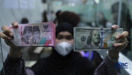karyawan-menghitung-uang-pecahan-dolar-amerika-serikat-as-di-gerai-penukaran-mata-uang-asing-jakarta-jumat-2442026-1777018064202_169