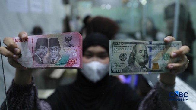 karyawan-menghitung-uang-pecahan-dolar-amerika-serikat-as-di-gerai-penukaran-mata-uang-asing-jakarta-jumat-2442026-1777018064202_169