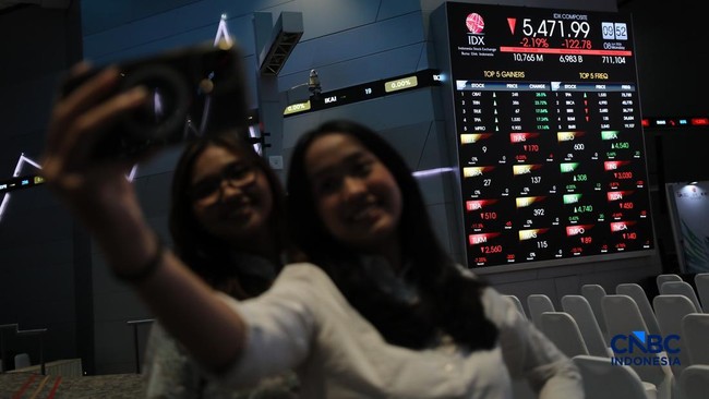 layar-menampilkan-pergerakan-indeks-harga-saham-gabungan-ihsg-di-gedung-bursa-efek-indonesia-bei-jakarta-senin-862026-cnbc-ind-1780893013384_169