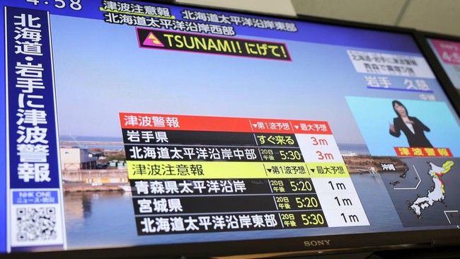 layar-televisi-menampilkan-laporan-berita-tentang-peringatan-tsunami-dari-badan-meteorologi-jepang-yang-menyatakan-bahwa-gelom-1776675428200_169