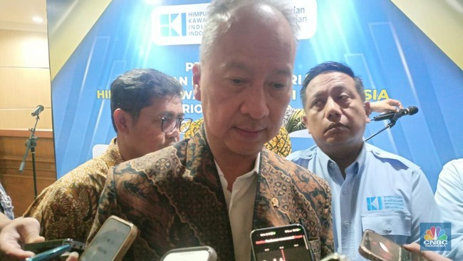 menperin-agus-gumiwang-kartasasmita-kiri-dan-ketua-umum-himpunan-kawasan-industri-indonesia-hki-akhmad-maruf-maulana-cnbc-indo-1768900692102_169