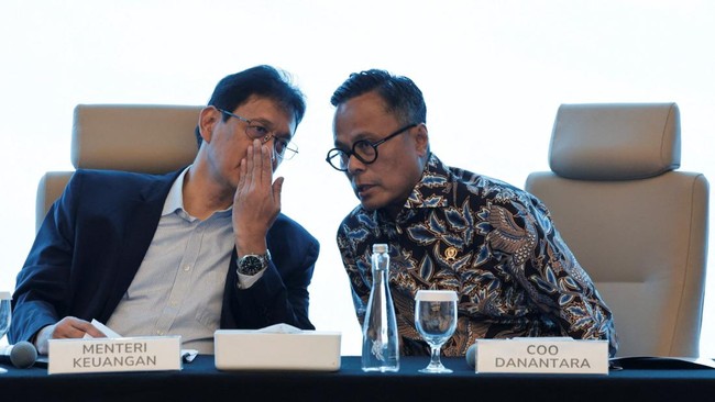menteri-keuangan-purbaya-yudhi-sadewa-kiri-berbincangan-dengan-coo-danantara-dony-oskaria-kanan-saat-konferensi-pers-kesiapan-1780215690909_169