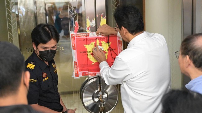menteri-keuangan-purbaya-yudhi-sadewa-saat-mengunjungi-gerai-tiffany-co-di-plaza-indonesia-jakarta-pusat-senin-862026-1780917244858_169