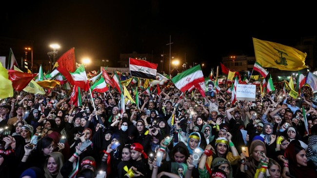 orang-orang-meneriakkan-slogan-slogan-selama-demonstrasi-anti-as-dan-israel-setelah-serangan-rudal-iran-ke-israel-di-teheran-i-1780915850427_169