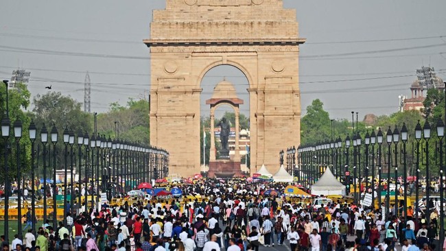 orang-orang-mengunjungi-gerbang-india-di-new-delhi-setiap-pagi-dan-sore-dan-selama-beberapa-jam-di-antara-puluhan-juta-orang-i_169